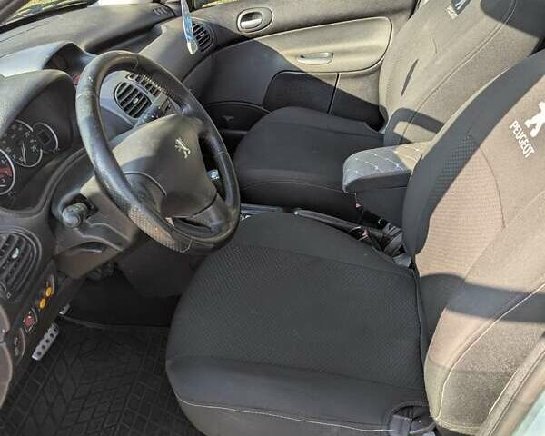 Сірий Пежо 206, об'ємом двигуна 1.59 л та пробігом 246 тис. км за 4100 $, фото 5 на Automoto.ua