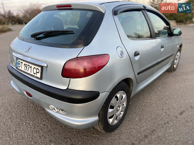Серый Пежо 206, объемом двигателя 1.36 л и пробегом 173 тыс. км за 3350 $, фото 3 на Automoto.ua