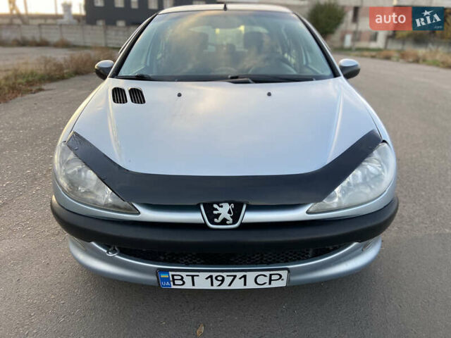 Серый Пежо 206, объемом двигателя 1.36 л и пробегом 173 тыс. км за 3350 $, фото 2 на Automoto.ua