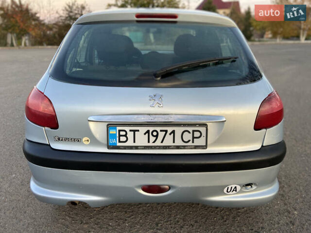 Серый Пежо 206, объемом двигателя 1.36 л и пробегом 173 тыс. км за 3350 $, фото 4 на Automoto.ua
