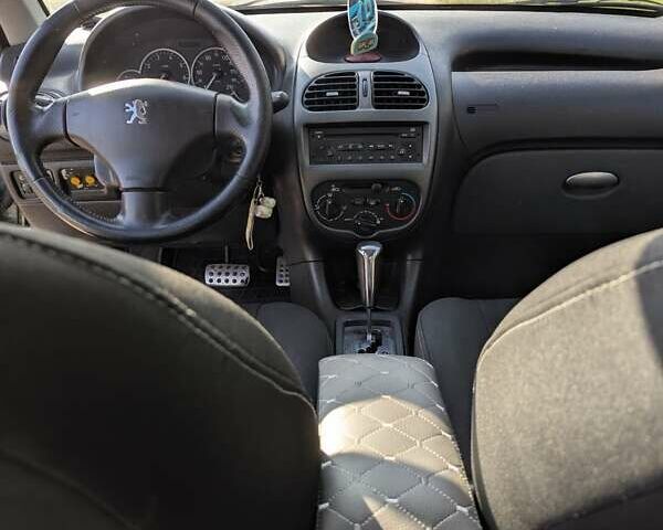 Сірий Пежо 206, об'ємом двигуна 1.59 л та пробігом 246 тис. км за 4100 $, фото 6 на Automoto.ua