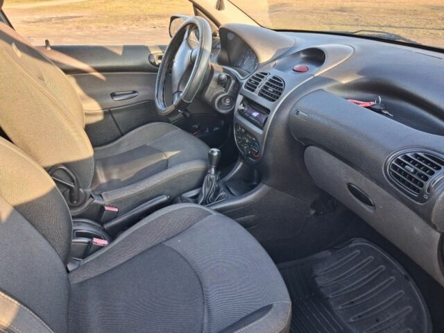 Сірий Пежо 206, об'ємом двигуна 1.4 л та пробігом 340 тис. км за 3800 $, фото 5 на Automoto.ua