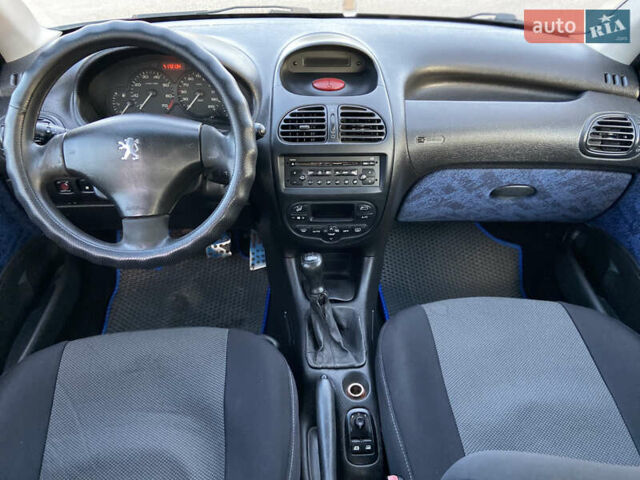 Серый Пежо 206, объемом двигателя 1.36 л и пробегом 173 тыс. км за 3350 $, фото 8 на Automoto.ua