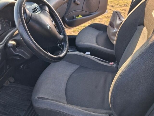 Сірий Пежо 206, об'ємом двигуна 1.4 л та пробігом 340 тис. км за 3800 $, фото 6 на Automoto.ua