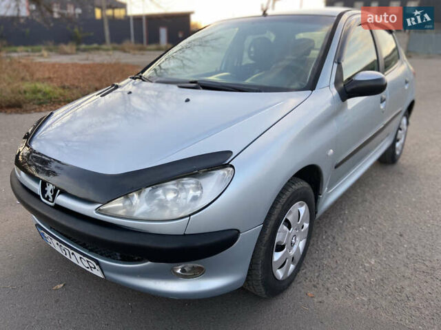 Серый Пежо 206, объемом двигателя 1.36 л и пробегом 173 тыс. км за 3350 $, фото 1 на Automoto.ua