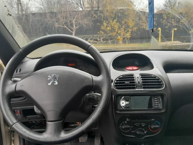 Сірий Пежо 206, об'ємом двигуна 1.4 л та пробігом 100 тис. км за 2500 $, фото 4 на Automoto.ua