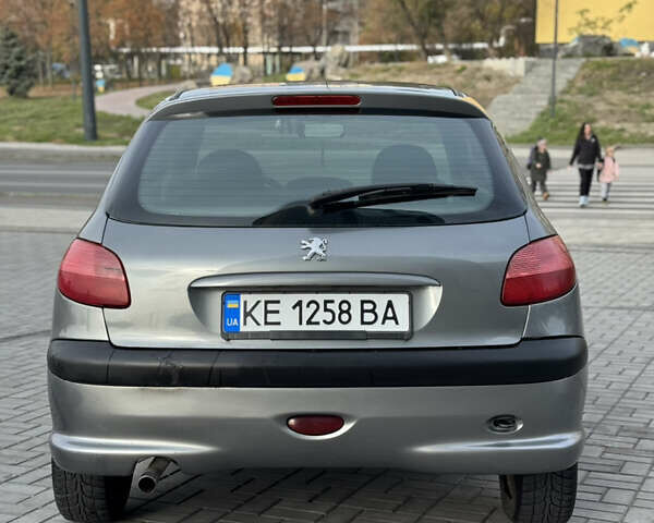 Серый Пежо 206, объемом двигателя 1.59 л и пробегом 90 тыс. км за 3399 $, фото 3 на Automoto.ua