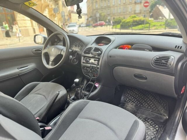 Сірий Пежо 206, об'ємом двигуна 1.4 л та пробігом 200 тис. км за 2950 $, фото 11 на Automoto.ua