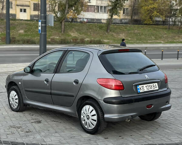 Серый Пежо 206, объемом двигателя 1.59 л и пробегом 90 тыс. км за 3399 $, фото 2 на Automoto.ua