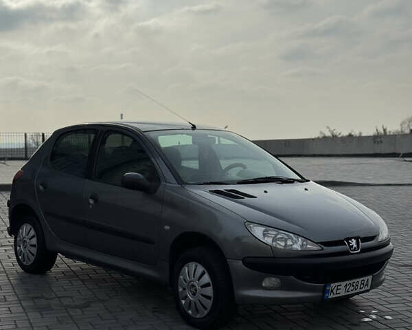Серый Пежо 206, объемом двигателя 1.59 л и пробегом 90 тыс. км за 3399 $, фото 6 на Automoto.ua