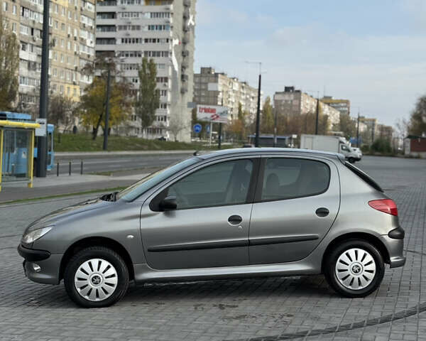 Серый Пежо 206, объемом двигателя 1.59 л и пробегом 90 тыс. км за 3399 $, фото 1 на Automoto.ua
