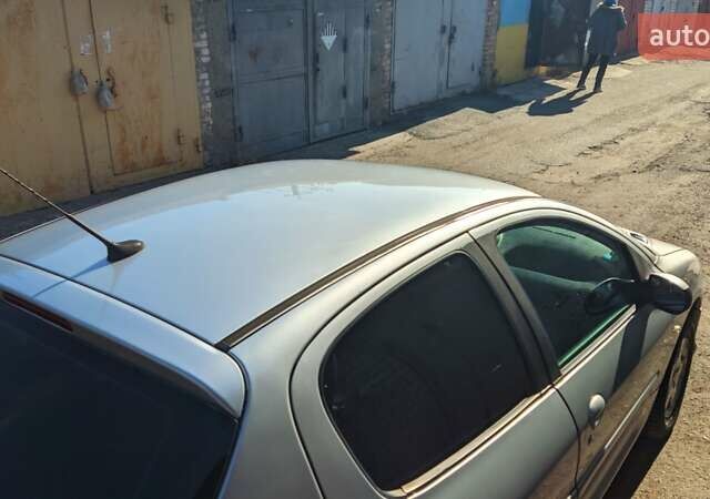 Сірий Пежо 206, об'ємом двигуна 1.36 л та пробігом 205 тис. км за 3200 $, фото 5 на Automoto.ua