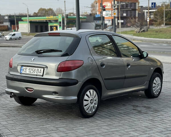 Серый Пежо 206, объемом двигателя 1.59 л и пробегом 90 тыс. км за 3399 $, фото 4 на Automoto.ua