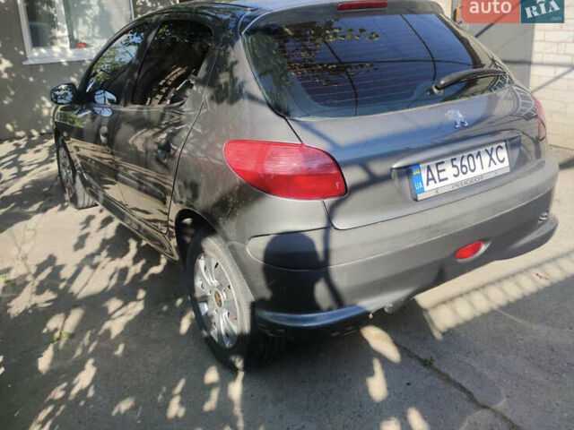 Серый Пежо 206, объемом двигателя 1.6 л и пробегом 43 тыс. км за 4600 $, фото 6 на Automoto.ua