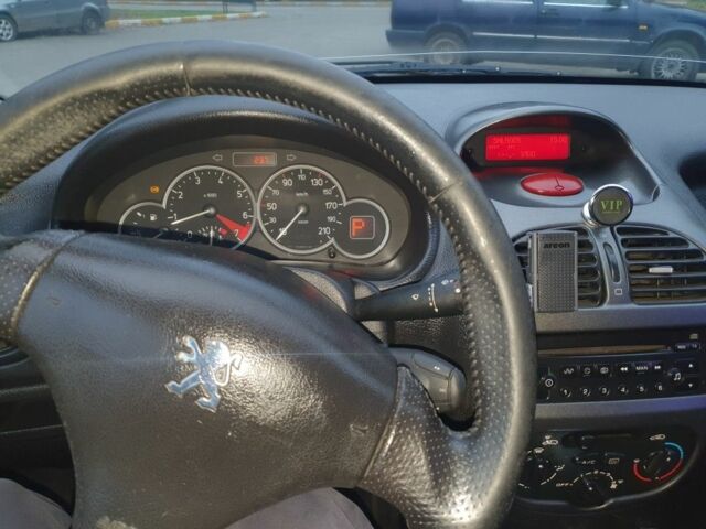 Серый Пежо 206, объемом двигателя 1.4 л и пробегом 260 тыс. км за 3000 $, фото 20 на Automoto.ua