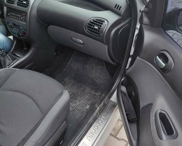 Серый Пежо 206, объемом двигателя 1.4 л и пробегом 165 тыс. км за 3500 $, фото 20 на Automoto.ua