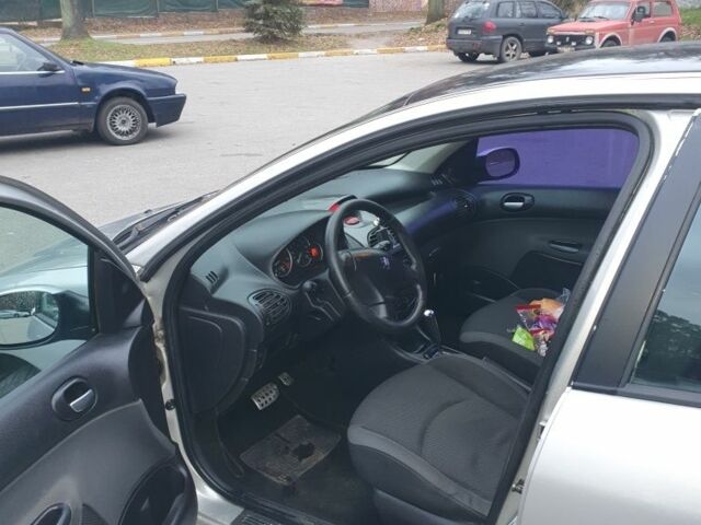 Серый Пежо 206, объемом двигателя 1.4 л и пробегом 260 тыс. км за 3000 $, фото 2 на Automoto.ua