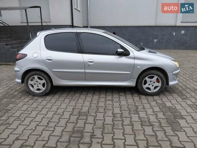 Серый Пежо 206, объемом двигателя 1.4 л и пробегом 165 тыс. км за 3500 $, фото 3 на Automoto.ua
