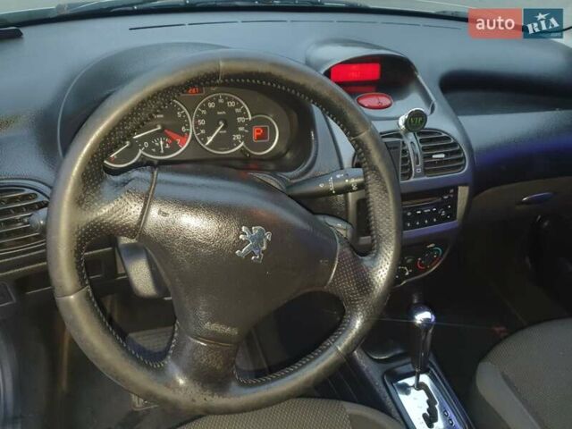 Сірий Пежо 206, об'ємом двигуна 1.36 л та пробігом 260 тис. км за 3000 $, фото 18 на Automoto.ua