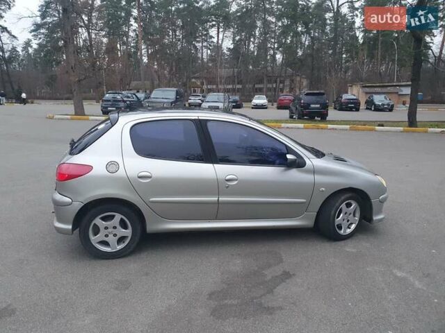 Сірий Пежо 206, об'ємом двигуна 1.36 л та пробігом 260 тис. км за 3000 $, фото 3 на Automoto.ua