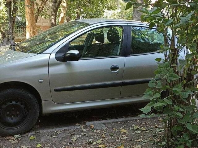 Серый Пежо 206, объемом двигателя 1.6 л и пробегом 144 тыс. км за 4400 $, фото 6 на Automoto.ua