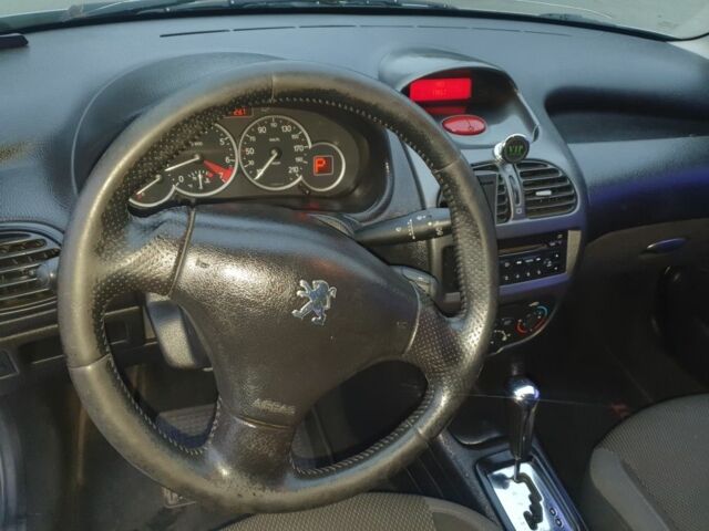 Серый Пежо 206, объемом двигателя 1.4 л и пробегом 260 тыс. км за 3000 $, фото 8 на Automoto.ua