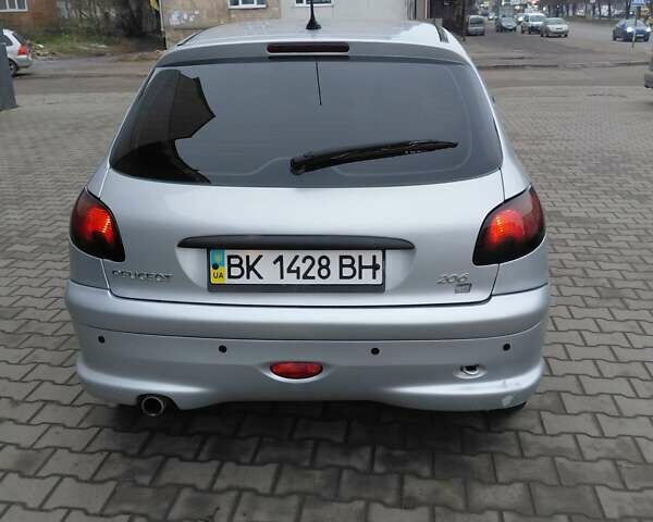 Серый Пежо 206, объемом двигателя 1.4 л и пробегом 165 тыс. км за 3500 $, фото 5 на Automoto.ua