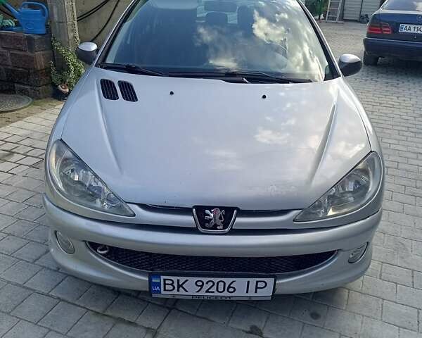 Серый Пежо 206, объемом двигателя 1.4 л и пробегом 154 тыс. км за 3650 $, фото 3 на Automoto.ua