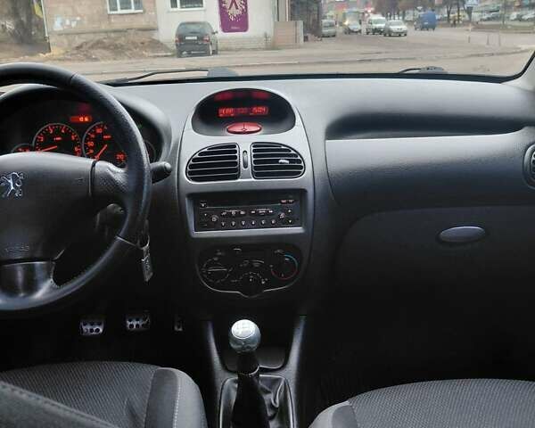 Серый Пежо 206, объемом двигателя 1.4 л и пробегом 165 тыс. км за 3500 $, фото 18 на Automoto.ua