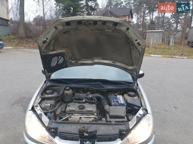 Сірий Пежо 206, об'ємом двигуна 1.36 л та пробігом 260 тис. км за 3000 $, фото 9 на Automoto.ua