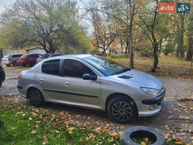 Сірий Пежо 206, об'ємом двигуна 1.4 л та пробігом 230 тис. км за 3500 $, фото 1 на Automoto.ua