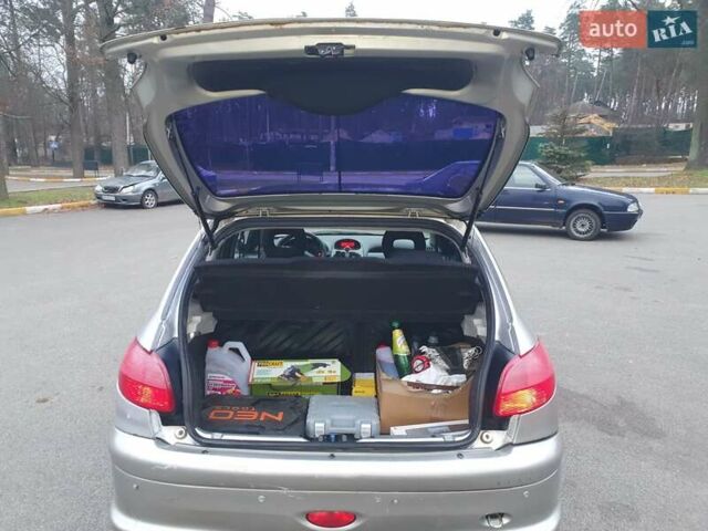Сірий Пежо 206, об'ємом двигуна 1.36 л та пробігом 260 тис. км за 3000 $, фото 13 на Automoto.ua