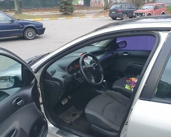 Сірий Пежо 206, об'ємом двигуна 1.36 л та пробігом 260 тис. км за 3000 $, фото 15 на Automoto.ua
