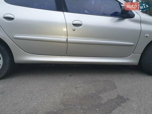 Сірий Пежо 206, об'ємом двигуна 1.36 л та пробігом 260 тис. км за 3000 $, фото 7 на Automoto.ua