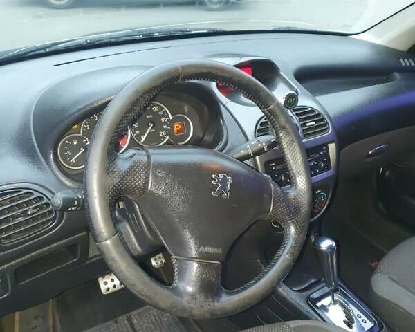 Сірий Пежо 206, об'ємом двигуна 1.36 л та пробігом 260 тис. км за 3000 $, фото 12 на Automoto.ua