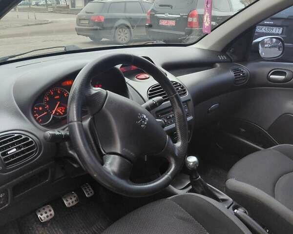 Серый Пежо 206, объемом двигателя 1.4 л и пробегом 165 тыс. км за 3500 $, фото 13 на Automoto.ua