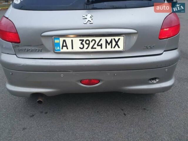 Сірий Пежо 206, об'ємом двигуна 1.36 л та пробігом 260 тис. км за 3000 $, фото 6 на Automoto.ua
