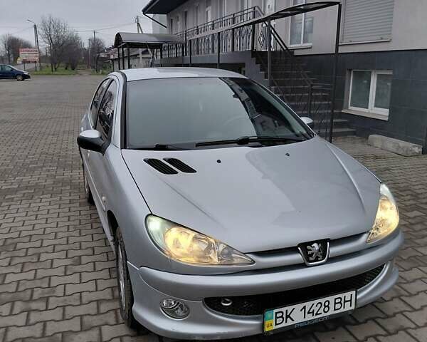 Серый Пежо 206, объемом двигателя 1.4 л и пробегом 165 тыс. км за 3500 $, фото 1 на Automoto.ua