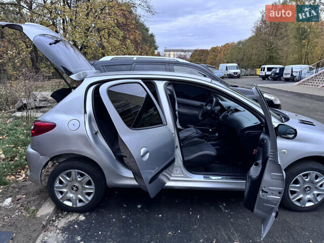 Серый Пежо 206, объемом двигателя 1.36 л и пробегом 278 тыс. км за 3250 $, фото 3 на Automoto.ua