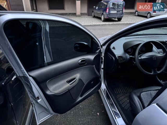 Серый Пежо 206, объемом двигателя 1.36 л и пробегом 278 тыс. км за 3250 $, фото 10 на Automoto.ua