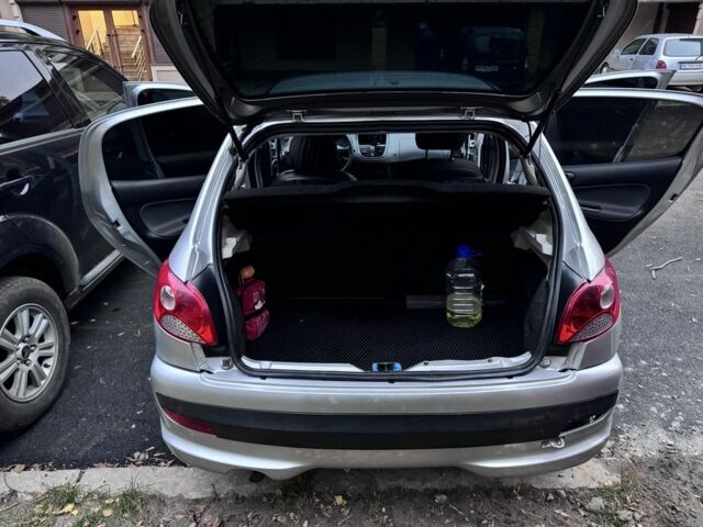 Серый Пежо 206, объемом двигателя 1.4 л и пробегом 278 тыс. км за 3250 $, фото 4 на Automoto.ua