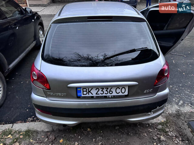 Серый Пежо 206, объемом двигателя 1.36 л и пробегом 278 тыс. км за 3250 $, фото 1 на Automoto.ua