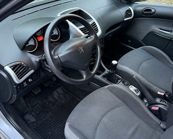 Пежо 206 2009 в Кременчуге на Automoto.ua Серый Пежо 206, объемом двигателя 1.12 л и пробегом 188 тыс. км за 3500 $, фото 15 на Automoto.ua