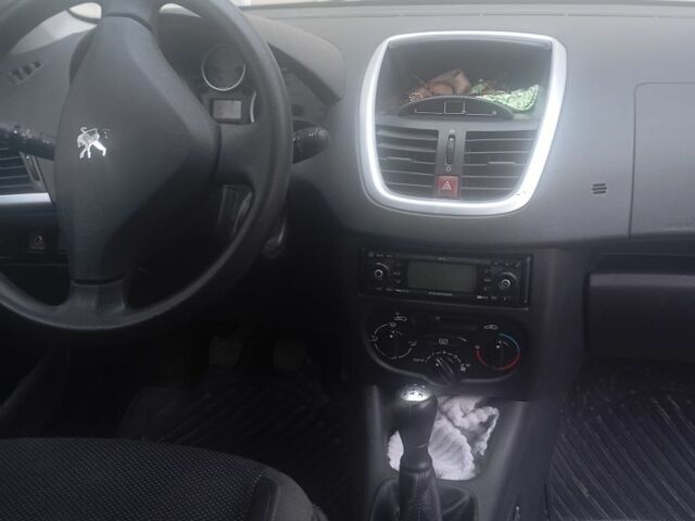 Серый Пежо 206, объемом двигателя 1.1 л и пробегом 124 тыс. км за 4300 $, фото 3 на Automoto.ua