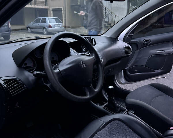 Серый Пежо 206, объемом двигателя 1.36 л и пробегом 278 тыс. км за 3250 $, фото 11 на Automoto.ua