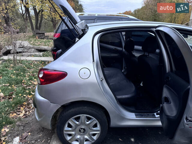 Серый Пежо 206, объемом двигателя 1.36 л и пробегом 278 тыс. км за 3250 $, фото 4 на Automoto.ua