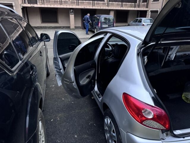 Серый Пежо 206, объемом двигателя 1.4 л и пробегом 278 тыс. км за 3250 $, фото 5 на Automoto.ua