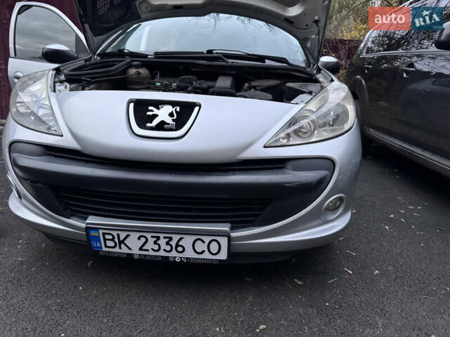 Серый Пежо 206, объемом двигателя 1.36 л и пробегом 278 тыс. км за 3250 $, фото 26 на Automoto.ua