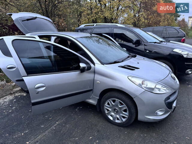 Серый Пежо 206, объемом двигателя 1.36 л и пробегом 278 тыс. км за 3250 $, фото 2 на Automoto.ua