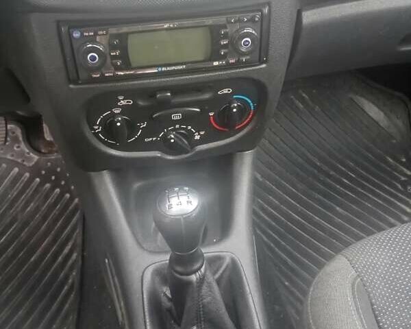 Сірий Пежо 206, об'ємом двигуна 1.12 л та пробігом 124 тис. км за 4000 $, фото 6 на Automoto.ua